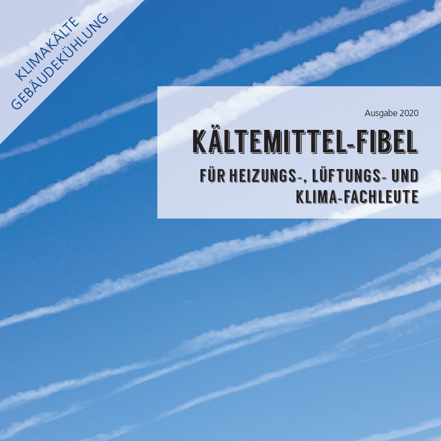 Titelbild eines Ratgebers mit dem Titel „Kältemittel-Fibel für Heizungs-, Lüftungs- und Klima-Fachleute, Ausgabe 2020.“ Der Hintergrund zeigt einen klaren blauen Himmel mit mehreren weißen Kondensstreifen. Auf einem blauen Dreieck steht „Klimakälte Gebaeude-Kühlung“.
