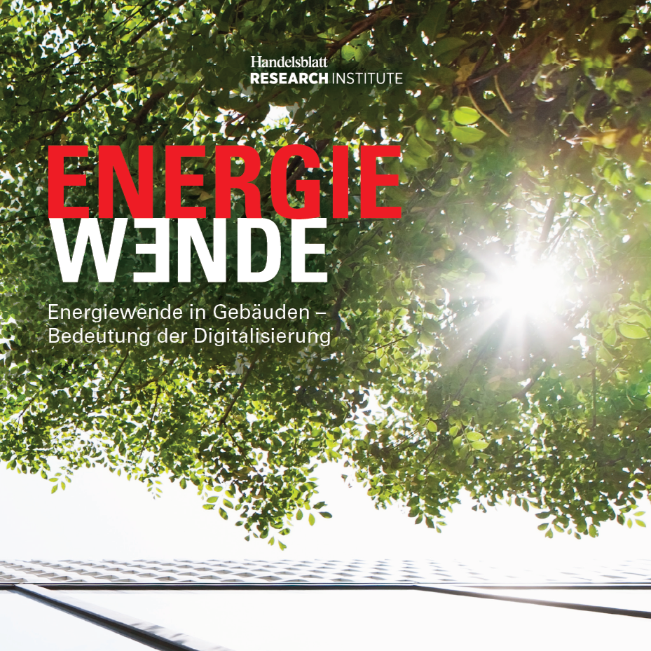 Ein Blick von unten auf Sonnenstrahlen, die durch grüne Blätter vor einem klaren Himmel dringen. Auf dem Bild ist der Text „Energiewende – Bedeutung der Digitalisierung“ des Handelsblatt Research Institute zu sehen.